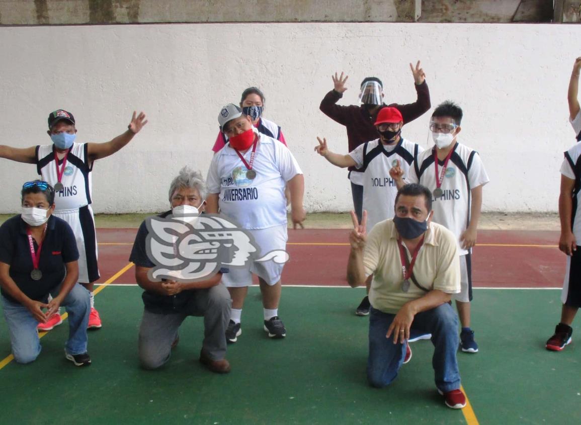 El Club de Basquetbol Delfines entregó medallas a sus jugadores