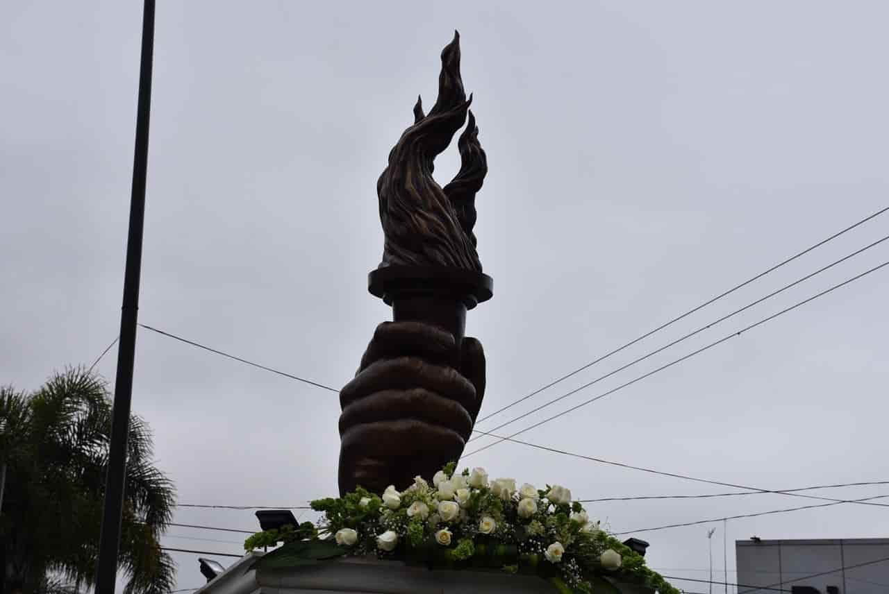 En Orizaba, inauguran escultura de bronce para victimas de la pandemia