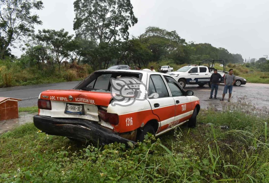 Colisionan taxi en Acayucan; tres pasajeras lesionadas