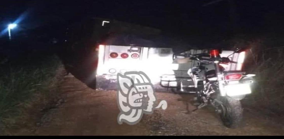 Roban y abandonan tractocamión en la carretera Las Choapas-Cuichapa