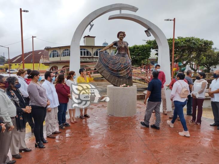 Colocan en Moloacán estatua en honor a Victoria Rasgado