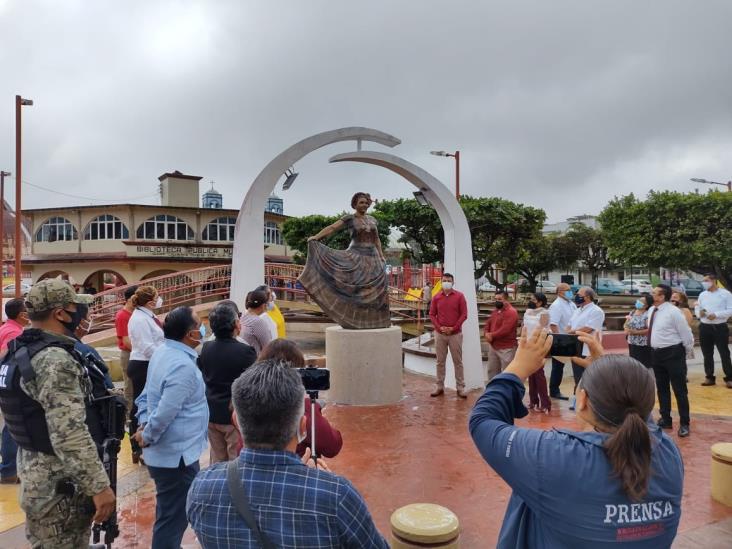 Colocan en Moloacán estatua en honor a Victoria Rasgado