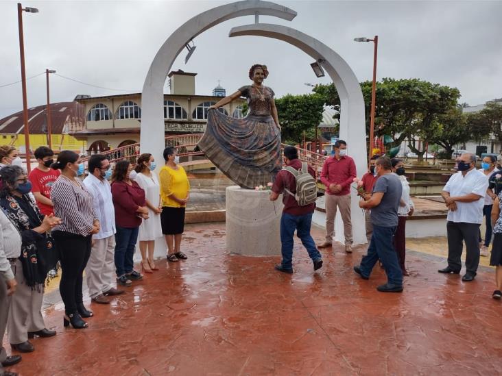 Colocan en Moloacán estatua en honor a Victoria Rasgado