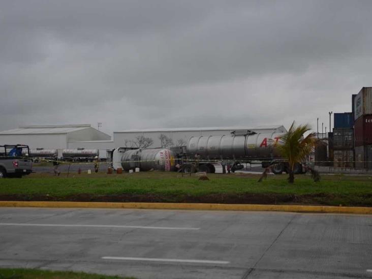 En Veracruz, se vuelca tráiler; deja un lesionado 