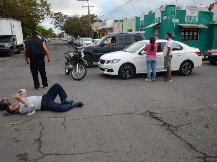 Motociclista resulta herido tras ser impactado por automóvil