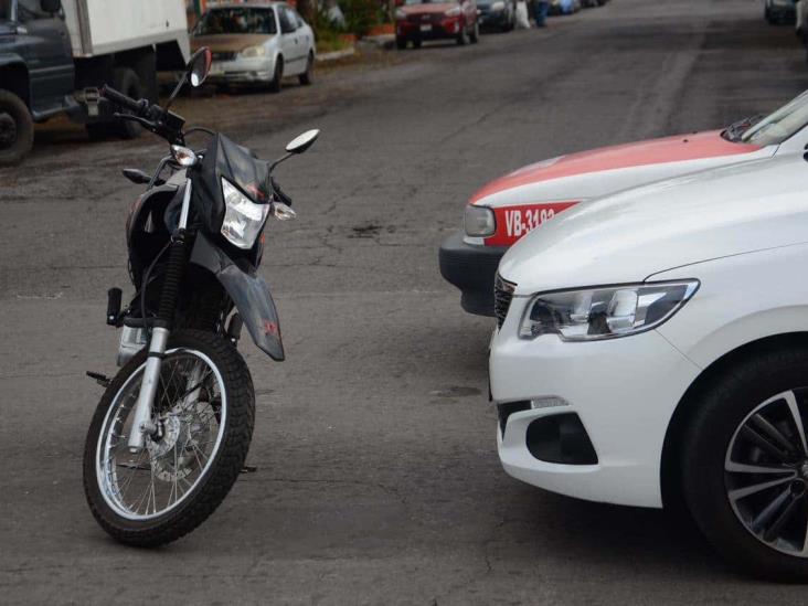 Motociclista resulta herido tras ser impactado por automóvil