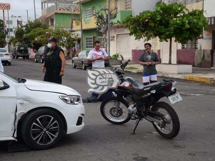 Motociclista resulta herido tras ser impactado por automóvil