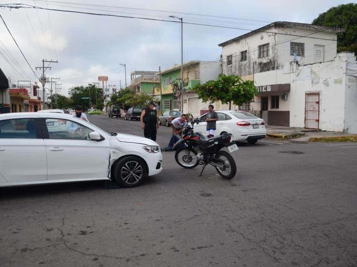 Motociclista resulta herido tras ser impactado por automóvil