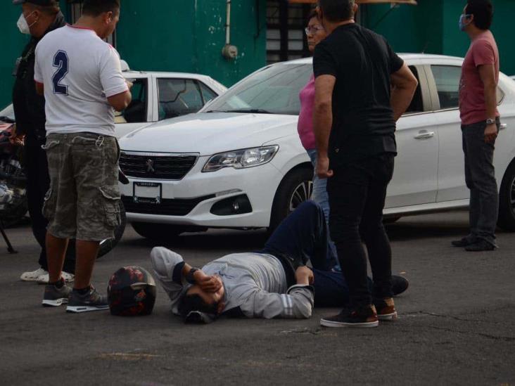 Motociclista resulta herido tras ser impactado por automóvil