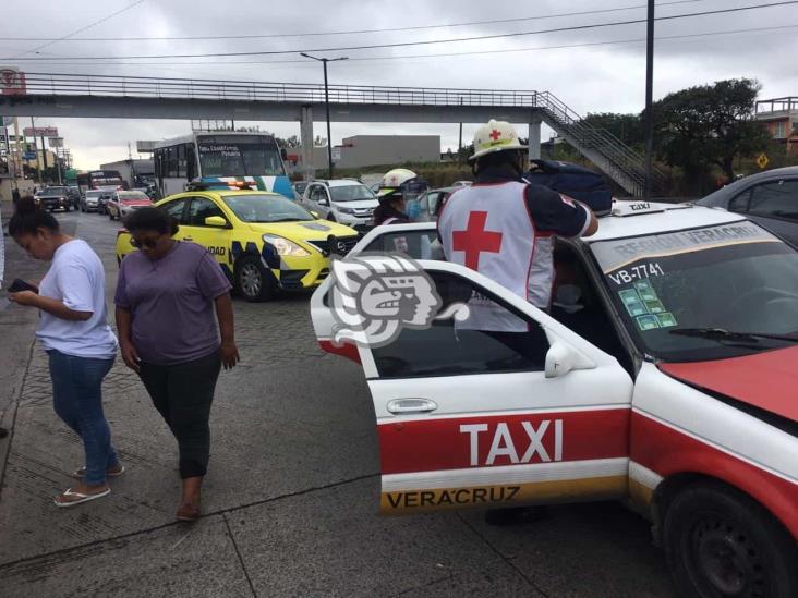 Dos personas lesionadas es el saldo que deja choque entre taxi y auto particular