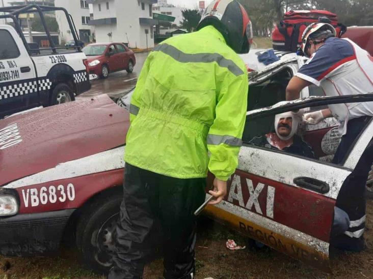 Taxista pierde control de vehículo e impacta automóvil en Veracruz