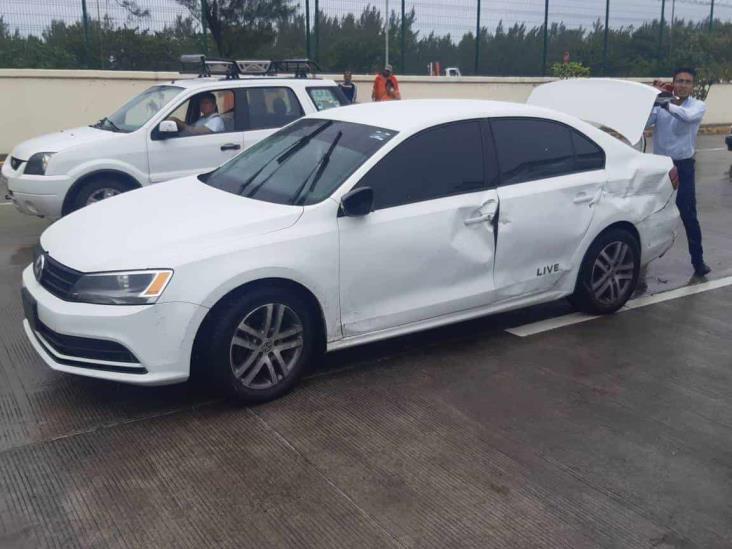 Taxista pierde control de vehículo e impacta automóvil en Veracruz