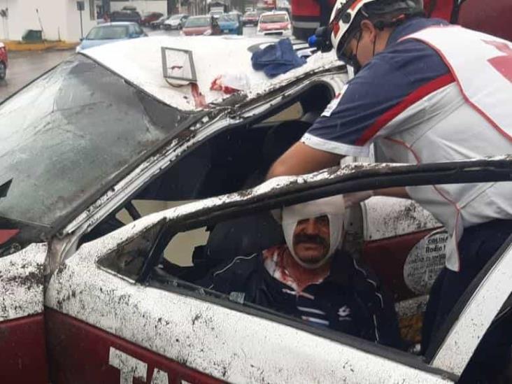 Taxista pierde control de vehículo e impacta automóvil en Veracruz