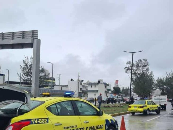 Taxista pierde control de vehículo e impacta automóvil en Veracruz