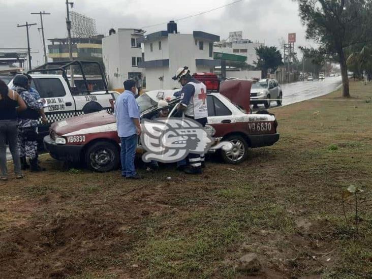 Taxista pierde control de vehículo e impacta automóvil en Veracruz