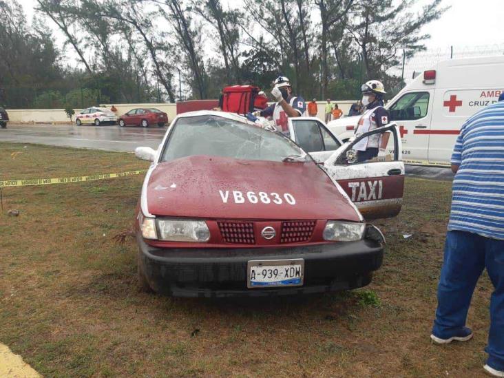 Taxista pierde control de vehículo e impacta automóvil en Veracruz