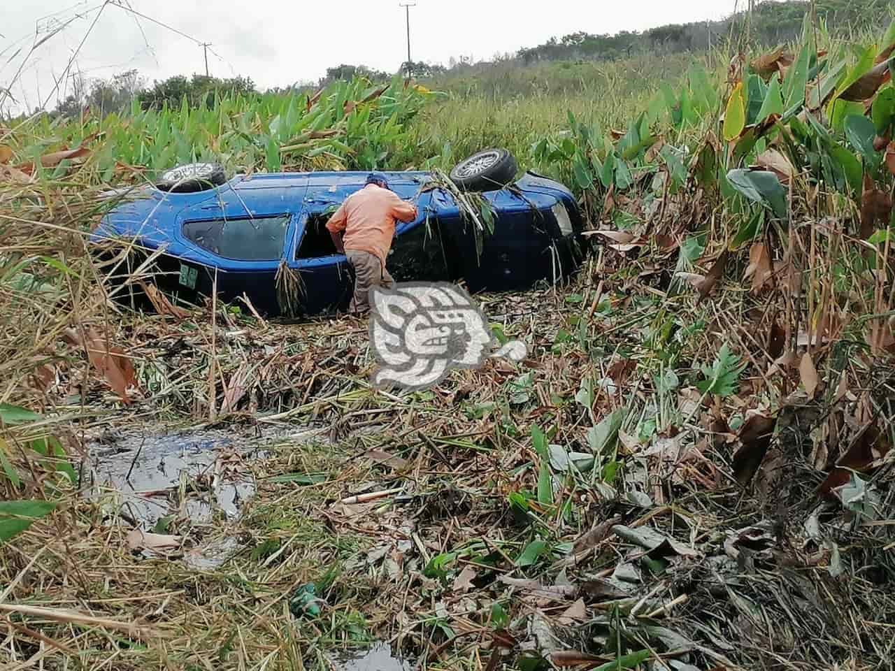 Auto ponchado termina volcado en el pantano de Las Matas