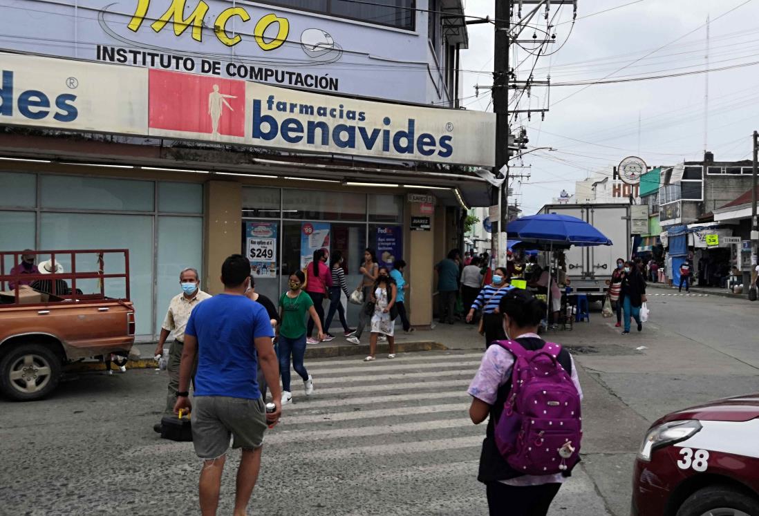 Pese a pandemia, abarrotan calles y comercios en Tuxpan