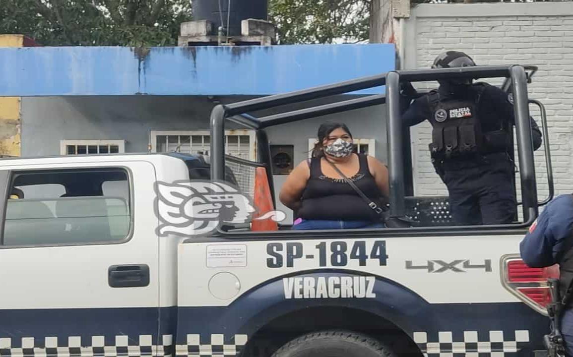 Detienen a mujer por presunto asalto a Oxxo en Coatzacoalcos