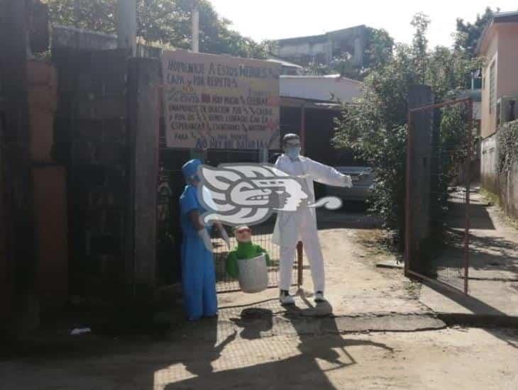 Con el tradicional viejo, homenajean a médicos en Agua Dulce