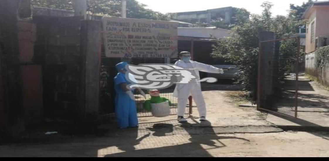 Con el tradicional viejo, homenajean a médicos en Agua Dulce