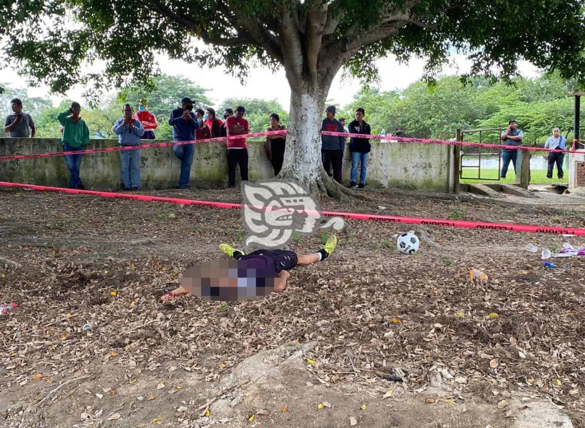 Por presunto ajuste de cuentas, homicidio en campo de futbol de Texistepec