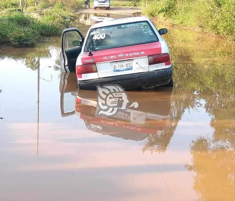 Abandonan taxi robado en colonia Las Tinas de Jáltipan