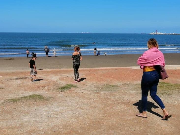 Aprovechan últimos días del 2020 para pasear en playas de Coatzacoalcos