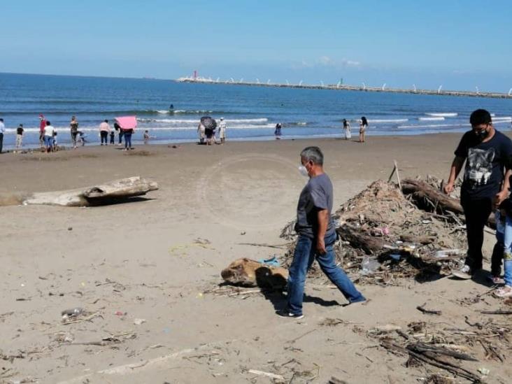 Aprovechan últimos días del 2020 para pasear en playas de Coatzacoalcos