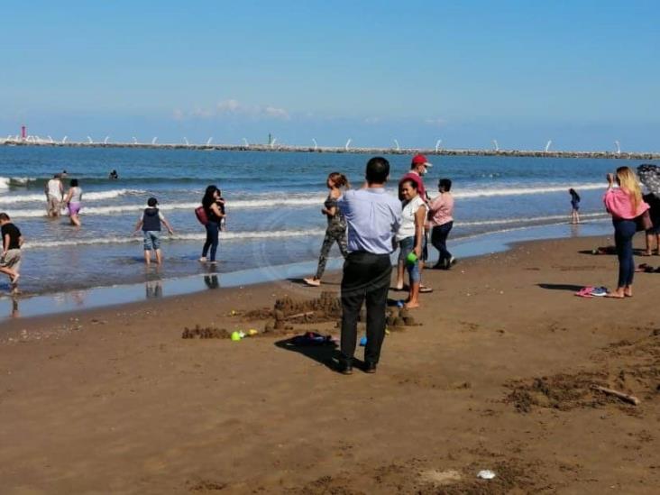 Aprovechan últimos días del 2020 para pasear en playas de Coatzacoalcos