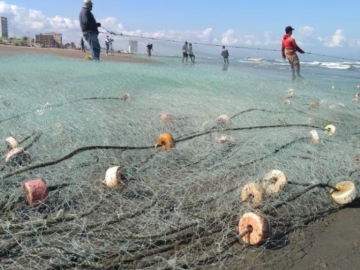 Sacan para el gasto pescadores en playas de Coatzacoalcos