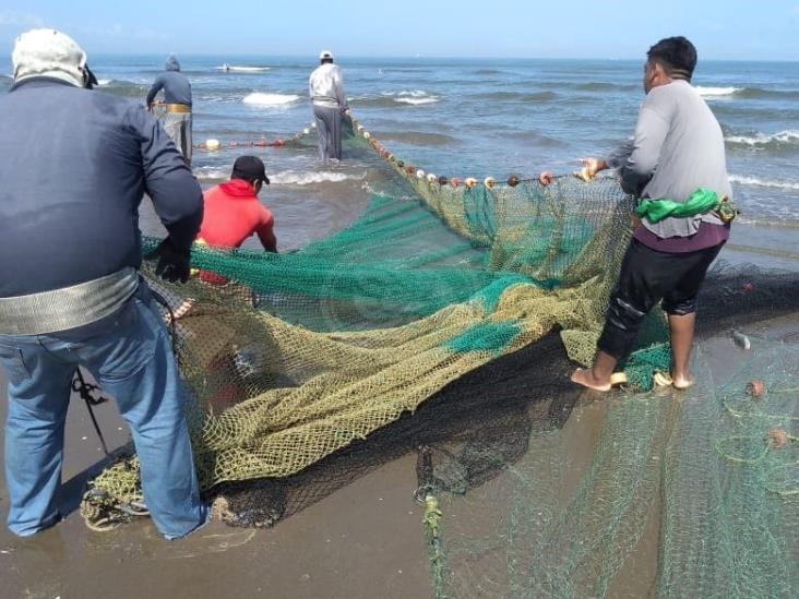 Sacan para el gasto pescadores en playas de Coatzacoalcos