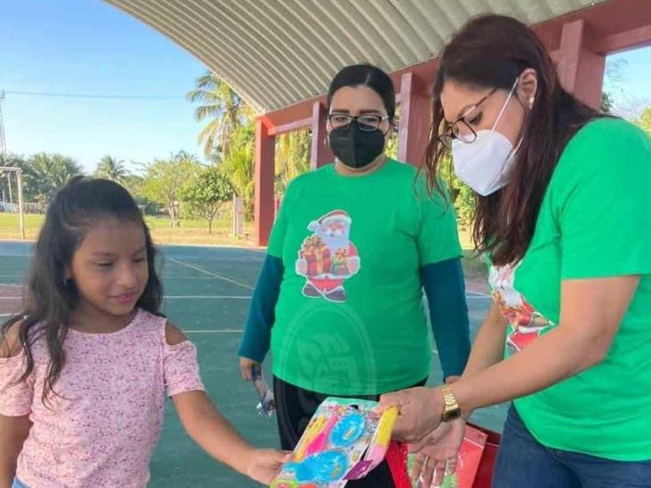 Ayudantes de Santa llevan regalos a niños de Lomas de Barrillas