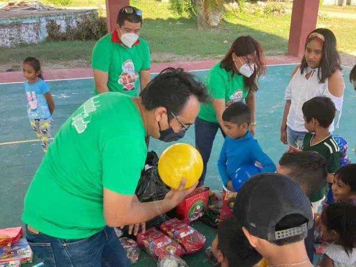 Ayudantes de Santa llevan regalos a niños de Lomas de Barrillas