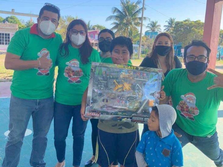 Ayudantes de Santa llevan regalos a niños de Lomas de Barrillas