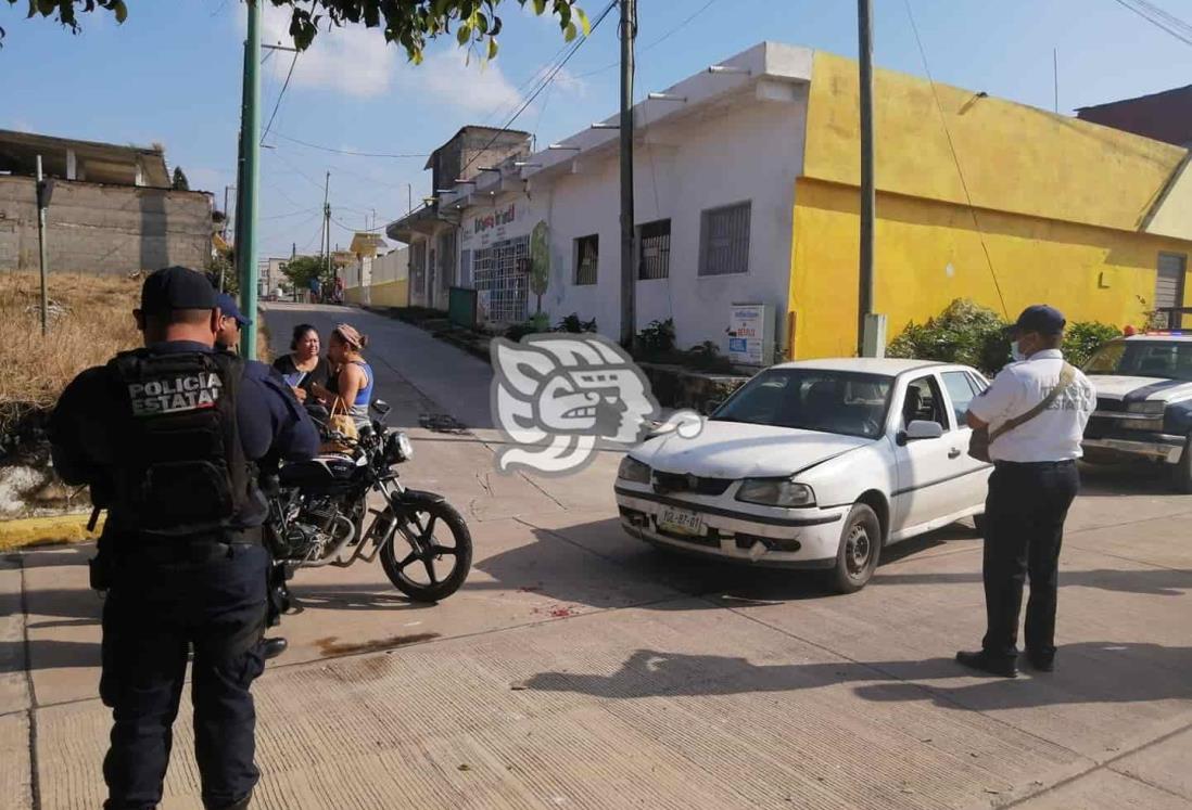 Motociclista se impacta contra vehículo en Las Choapas