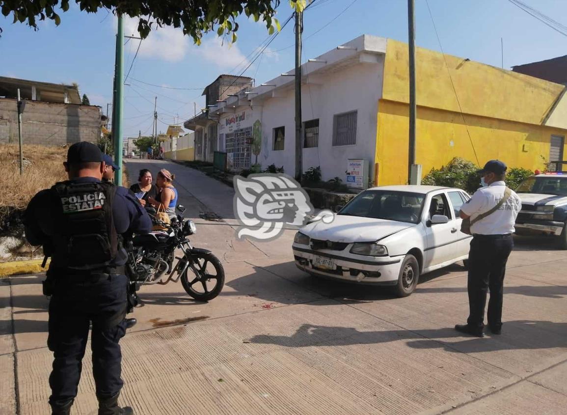 Motociclista se impacta contra vehículo en Las Choapas