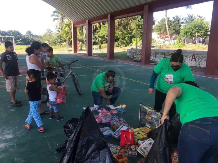 Ayudantes de Santa llevan regalos a niños de Lomas de Barrillas