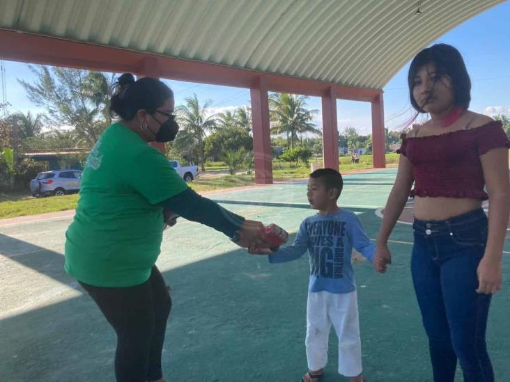 Ayudantes de Santa llevan regalos a niños de Lomas de Barrillas