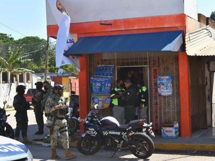 Asesinan a el Oaxaco en minisúper de Acayucan; le dejan narcomensaje 