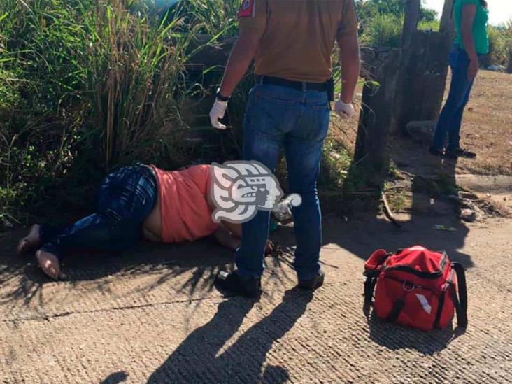 Camioneta choca a moto en Coatza; dos lesionadas