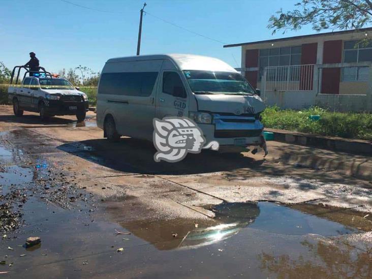Camioneta choca a moto en Coatza; dos lesionadas
