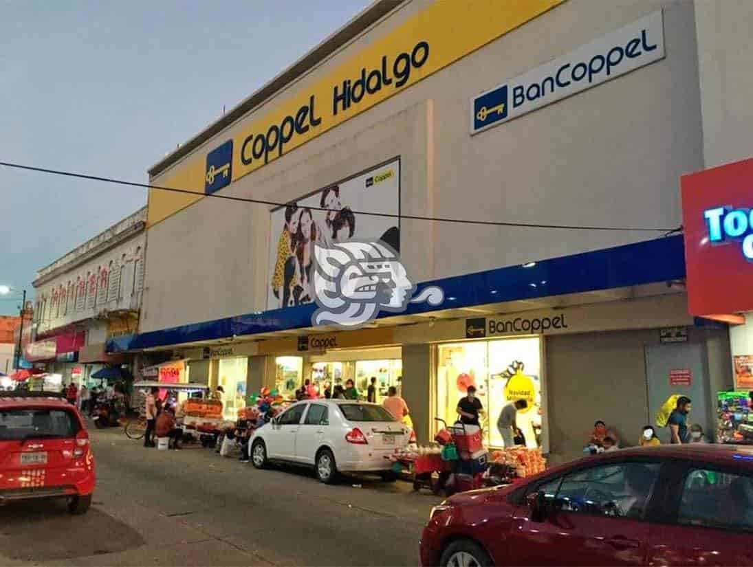 Familia de Coatza pasa susto en elevador de tienda