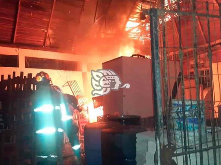 Se incendia palapa en Coatza por quema de pirotecnia