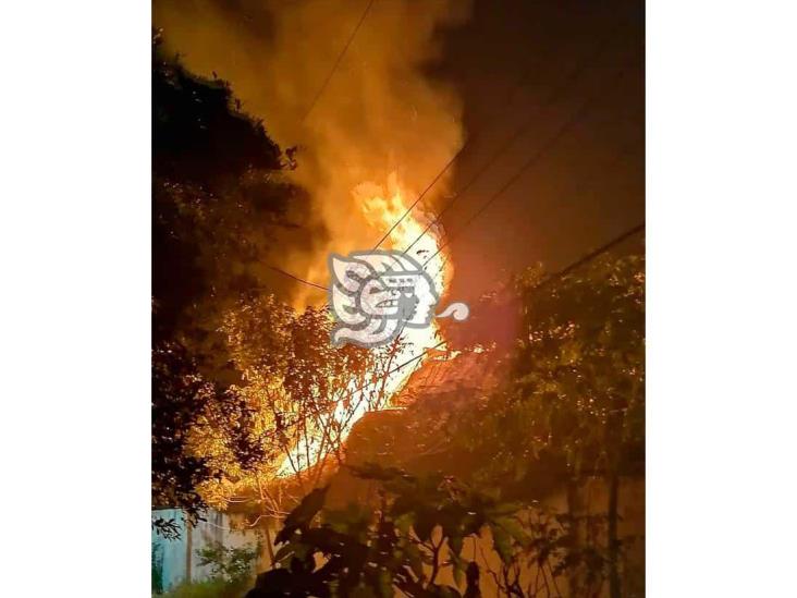 Se incendia palapa en Coatza por quema de pirotecnia