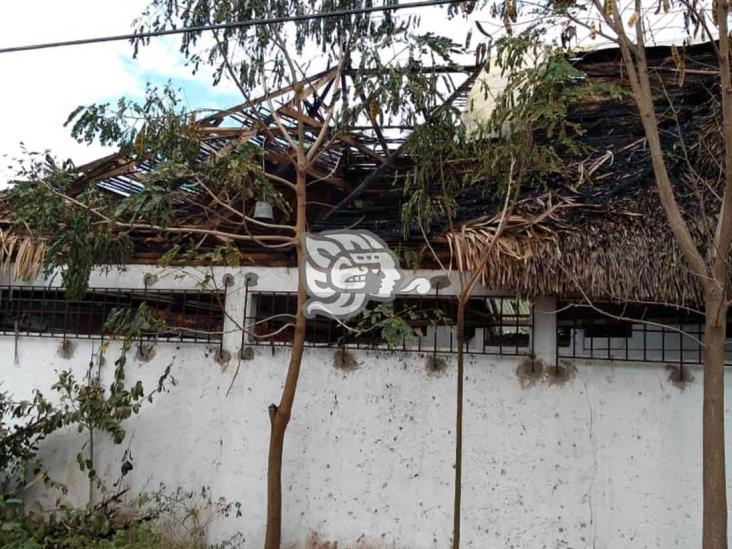 Se incendia palapa en Coatza por quema de pirotecnia