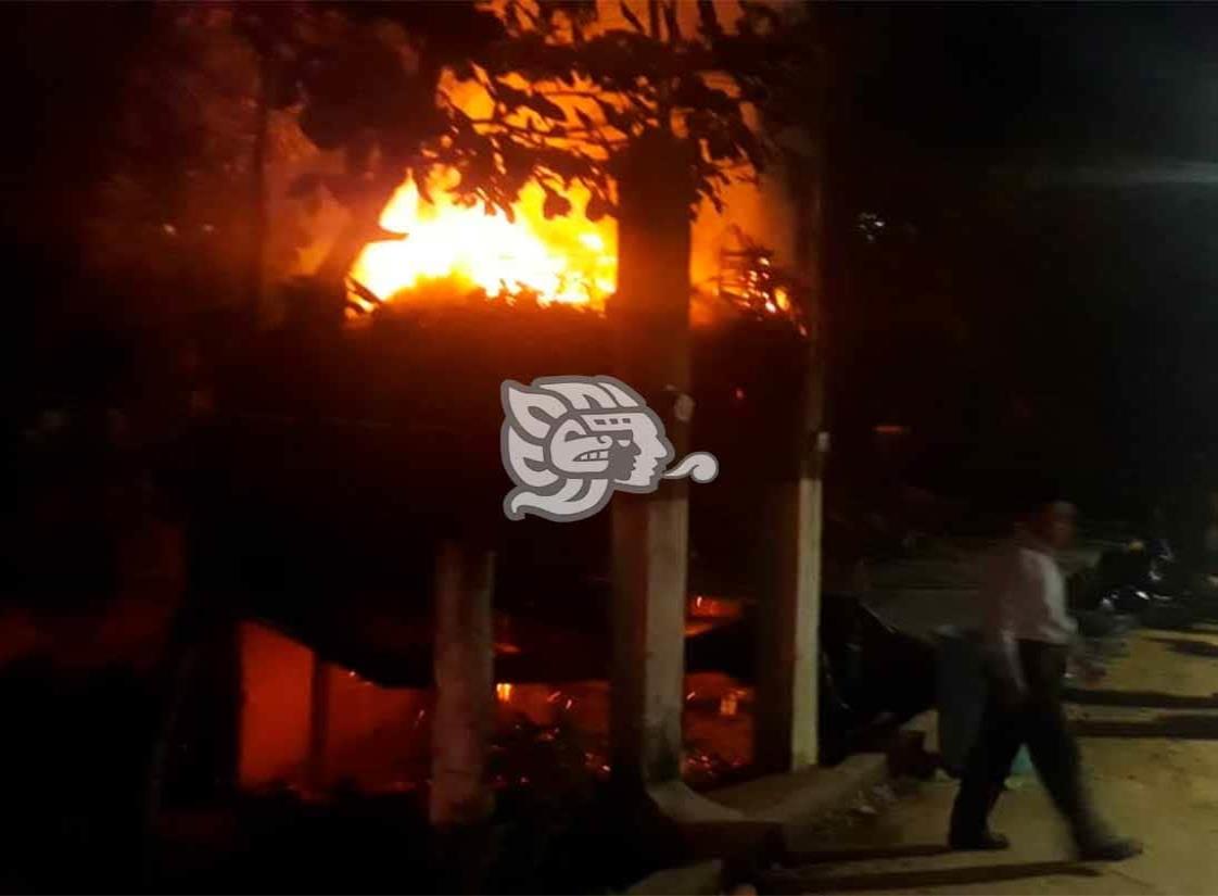 Incendio en palapa de Sayula y niño herido en Acayucan por cohetes