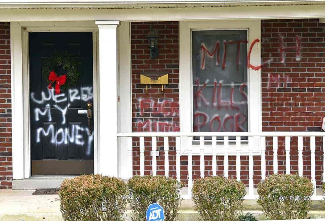 Vandalizan casas de Pelosi y McConnell, líderes del Congreso de EU