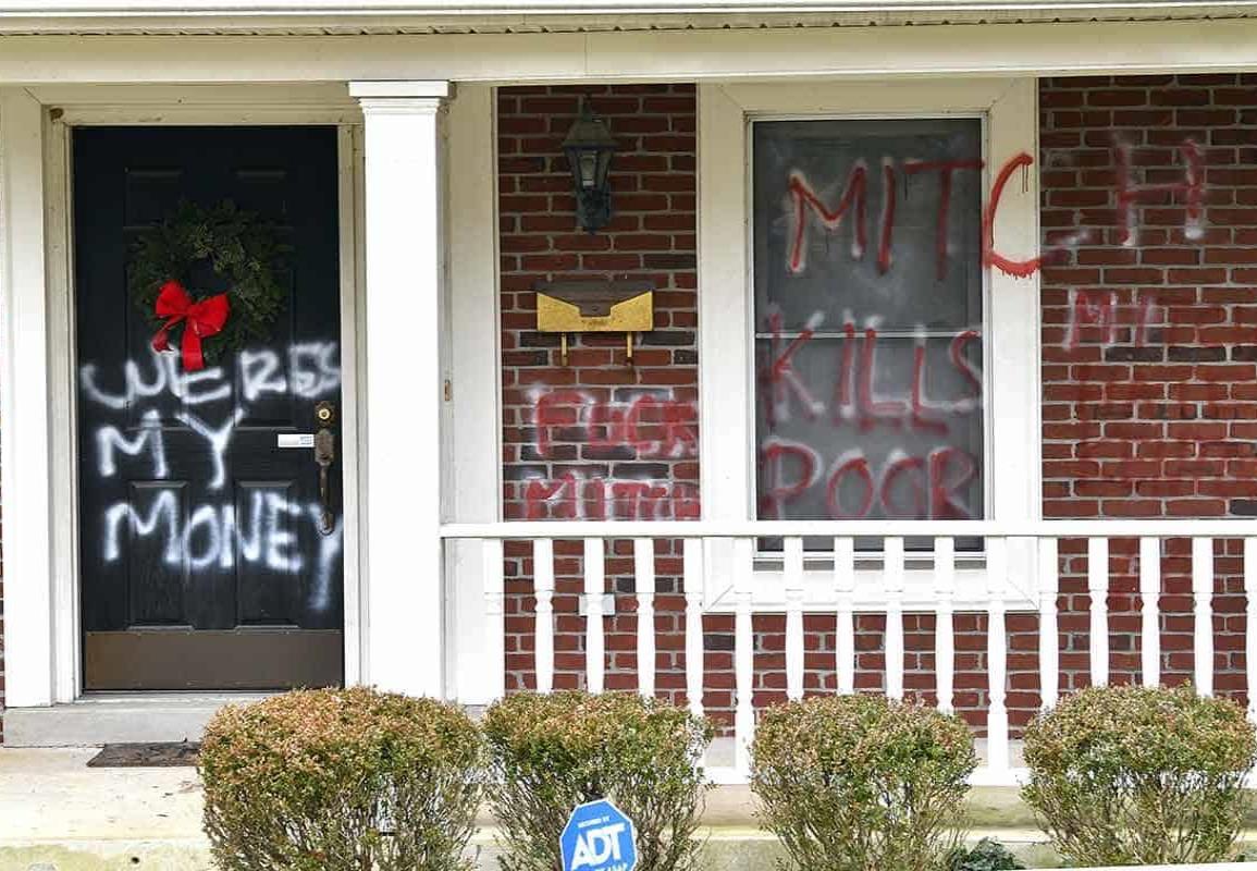 Vandalizan casas de Pelosi y McConnell, líderes del Congreso de EU