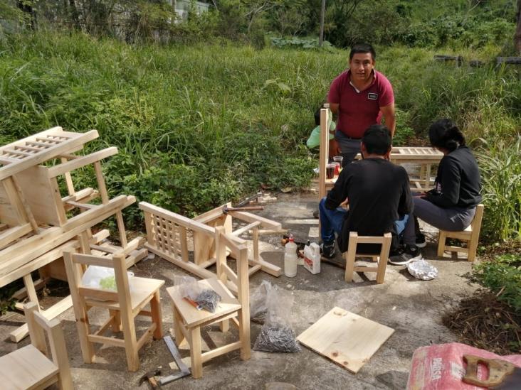 Familia de artesanos de Orizaba llegan a Nanchital a vender sus productos